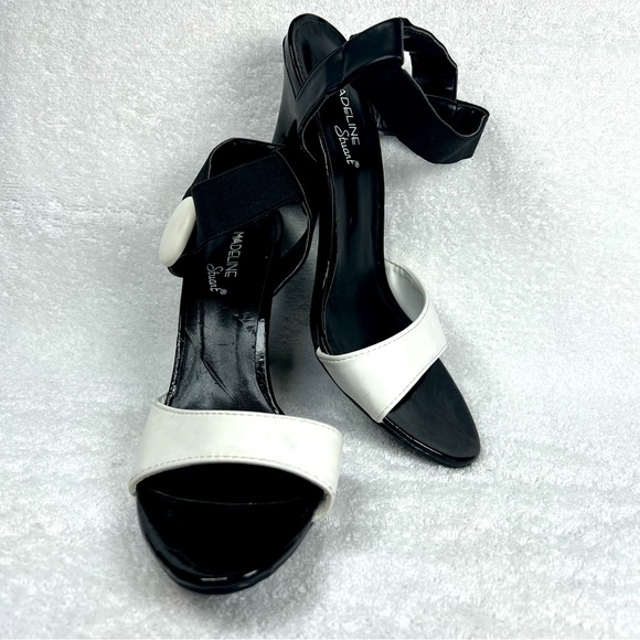 MADELINE STUART, black & white 3.5 inch heel. Elastic band with white button - Picture 2 of 8